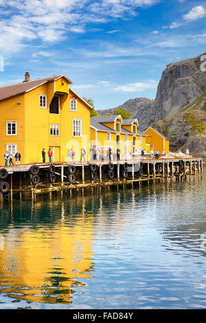 Îles Lofoten, Norvège, Nusfjord dans le port Banque D'Images