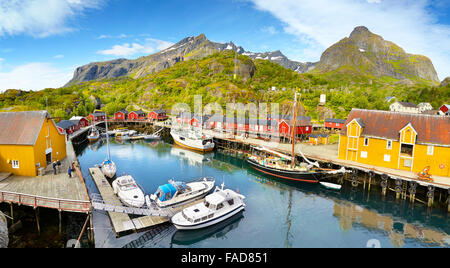 Îles Lofoten, Norvège, Nusfjord dans le port Banque D'Images