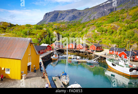 Îles Lofoten, Norvège, Nusfjord dans le port Banque D'Images