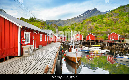 Les îles Lofoten, rouge cabanes de pêcheurs, rorbu Nusfjord, Norvège Banque D'Images