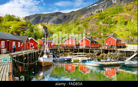 Les îles Lofoten, port avec red cabanes de pêcheurs, la Norvège Nusfjord, Banque D'Images