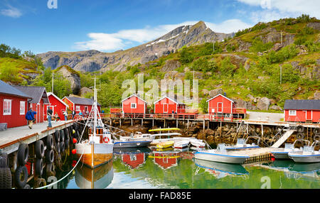 Maisons de pêcheurs rouges, rorbu Nusfjord, îles Lofoten, Norvège Banque D'Images