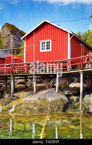 Rouge traditionnelle cabane de pêcheurs rorbu, Flakstadoy Island, Lofoten, Norvège Banque D'Images