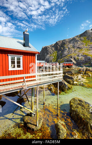 En bois rouge traditionnel de cabanes de pêcheurs, l'île de Lofoten rorbu, Norvège Banque D'Images