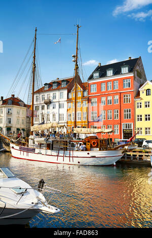 Le bateau dans le canal de Nyhavn, Copenhague, Danemark Banque D'Images