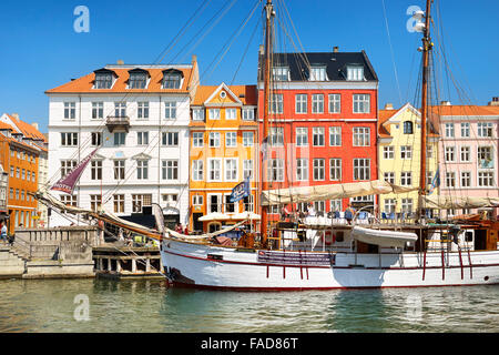 Le bateau dans le canal de Nyhavn, Copenhague, Danemark Banque D'Images