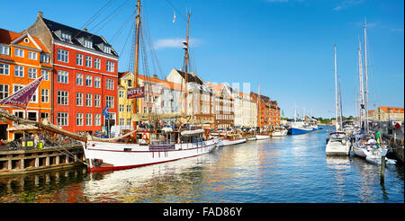 Copenhague, Danemark - le navire amarré dans le canal de Nyhavn Banque D'Images