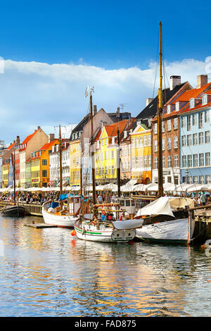 Le bateau dans le canal de Nyhavn, Copenhague, Danemark Banque D'Images