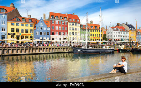 Copenhague, Danemark - woman relaxing at Canal Nyhavn Banque D'Images