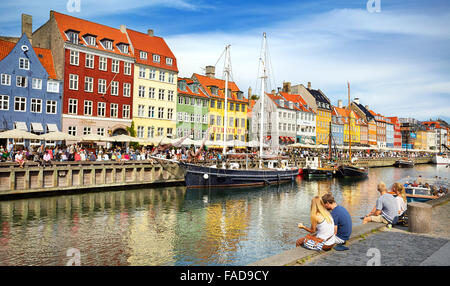 Touristes reposant à canal de Nyhavn, Copenhague, Danemark Banque D'Images