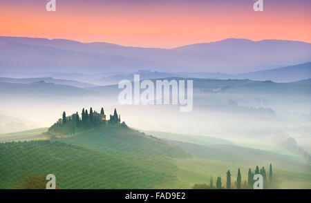 Paysage typique de la Toscane, Val Dorcia à l'aube, Italie Banque D'Images