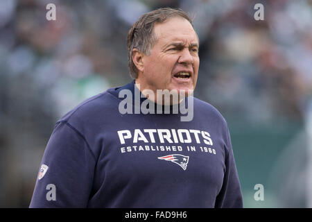 East Rutherford, New Jersey, USA. Dec 27, 2015. New England Patriots Head coach Bill Belichick réagit au cours de la NFL match entre les New England Patriots et les New York Jets à MetLife Stadium à East Rutherford, New Jersey. Les Jets de New York a gagné 26-20. Christopher Szagola/CSM/Alamy Live News Banque D'Images