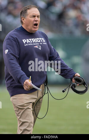 East Rutherford, New Jersey, USA. Dec 27, 2015. New England Patriots Head coach Bill Belichick réagit au cours de la NFL match entre les New England Patriots et les New York Jets à MetLife Stadium à East Rutherford, New Jersey. Les Jets de New York a gagné 26-20. Christopher Szagola/CSM/Alamy Live News Banque D'Images