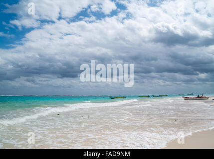 Playa Las Palmas beach près de Tulum dans la région de Riviera Maya au Mexique, un jour ensoleillé avant une tempête. Banque D'Images