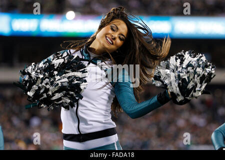 26 décembre 2015 : Philadelphia Eagles Cheerleaders en action au cours de la NFL match entre les Redskins de Washington et les Philadelphia Eagles au Lincoln Financial Field à Philadelphie, Pennsylvanie. Les Redskins de Washington a gagné 38-24 pour remporter la NFC est. Christopher Szagola/CSM Banque D'Images