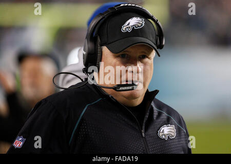 26 décembre 2015 : Philadelphia Eagles Head coach Chip Kelly ressemble au cours de la NFL match entre les Redskins de Washington et les Philadelphia Eagles au Lincoln Financial Field à Philadelphie, Pennsylvanie. Les Redskins de Washington a gagné 38-24 pour remporter la NFC est. Christopher Szagola/CSM Banque D'Images