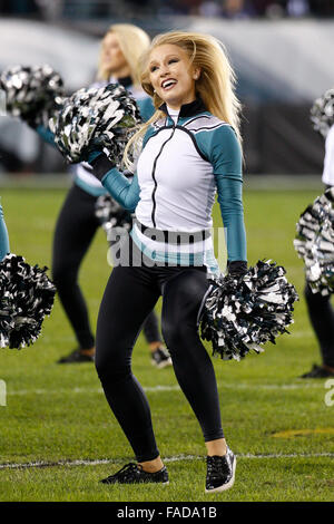 26 décembre 2015 : Philadelphia Eagles Cheerleaders en action au cours de la NFL match entre les Redskins de Washington et les Philadelphia Eagles au Lincoln Financial Field à Philadelphie, Pennsylvanie. Les Redskins de Washington a gagné 38-24 pour remporter la NFC est. Christopher Szagola/CSM Banque D'Images