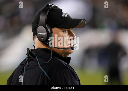 26 décembre 2015 : Philadelphia Eagles Head coach Chip Kelly ressemble au cours de la NFL match entre les Redskins de Washington et les Philadelphia Eagles au Lincoln Financial Field à Philadelphie, Pennsylvanie. Les Redskins de Washington a gagné 38-24 pour remporter la NFC est. Christopher Szagola/CSM Banque D'Images