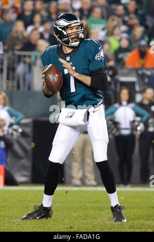 26 décembre 2015 : Philadelphia Eagles quart-arrière Sam Bradford (7) en action au cours de la NFL match entre les Redskins de Washington et les Philadelphia Eagles au Lincoln Financial Field à Philadelphie, Pennsylvanie. Les Redskins de Washington a gagné 38-24 pour remporter la NFC est. Christopher Szagola/CSM Banque D'Images