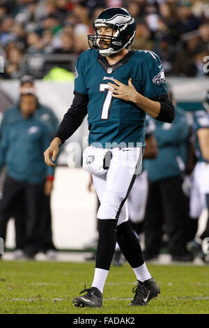 26 décembre 2015 : Philadelphia Eagles quart-arrière Sam Bradford (7) au cours de la NFL match entre les Redskins de Washington et les Philadelphia Eagles au Lincoln Financial Field à Philadelphie, Pennsylvanie. Les Redskins de Washington a gagné 38-24 pour remporter la NFC est. Christopher Szagola/CSM Banque D'Images