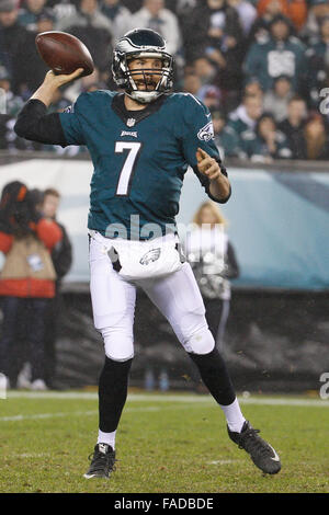 26 décembre 2015 : Philadelphia Eagles quart-arrière Sam Bradford (7) en action au cours de la NFL match entre les Redskins de Washington et les Philadelphia Eagles au Lincoln Financial Field à Philadelphie, Pennsylvanie. Les Redskins de Washington a gagné 38-24 pour remporter la NFC est. Christopher Szagola/CSM Banque D'Images