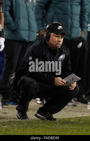 26 décembre 2015 : Philadelphia Eagles Head coach Chip Kelly ressemble au cours de la NFL match entre les Redskins de Washington et les Philadelphia Eagles au Lincoln Financial Field à Philadelphie, Pennsylvanie. Les Redskins de Washington a gagné 38-24 pour remporter la NFC est. Christopher Szagola/CSM Banque D'Images