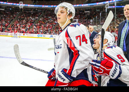 21 déc 2015 - Les Capitals de Washington le défenseur John Carlson (74) au cours de la LNH, match entre les Capitals de Washington et les Hurricanes de la Caroline au PNC Arena. (Crédit Image : © Andy Martin fils via Zuma sur le fil) Banque D'Images