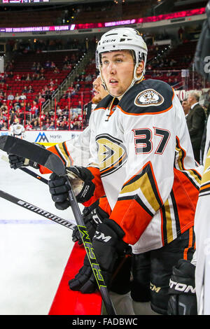 Anaheim Ducks aile gauche Nick Ritchie (37) au cours de la partie de la LNH entre les Ducks d'Anaheim et les Hurricanes de la Caroline au PNC Arena. Banque D'Images