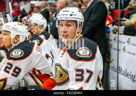Anaheim Ducks aile gauche Nick Ritchie (37) au cours de la partie de la LNH entre les Ducks d'Anaheim et les Hurricanes de la Caroline au PNC Arena. Banque D'Images