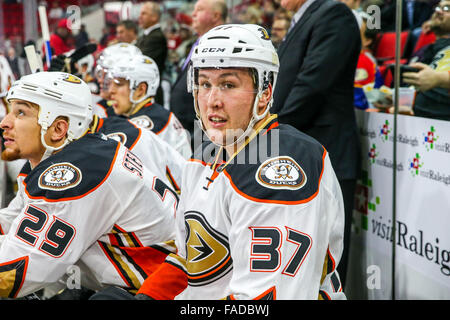 Anaheim Ducks aile gauche Nick Ritchie (37) au cours de la partie de la LNH entre les Ducks d'Anaheim et les Hurricanes de la Caroline au PNC Arena. Banque D'Images