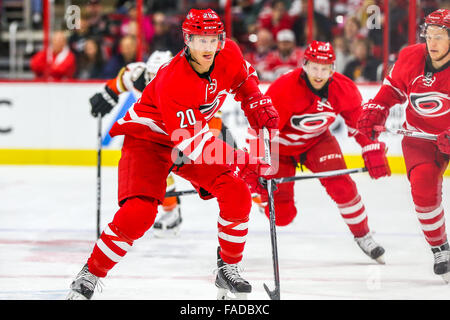 Centre Carolina Hurricanes Riley Nash (20) au cours de la partie de la LNH entre les Ducks d'Anaheim et les Hurricanes de la Caroline au PNC Arena. Banque D'Images