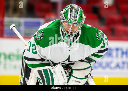 Le gardien des Stars de Dallas Kari Lehtonen (32) au cours de la LNH, match entre les Stars de Dallas et les Hurricanes de la Caroline au PNC Arena. Banque D'Images