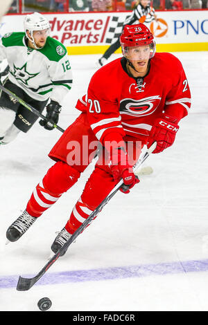 Centre Carolina Hurricanes Riley Nash (20) au cours de la LNH, match entre les Stars de Dallas et les Hurricanes de la Caroline au PNC Arena. Banque D'Images