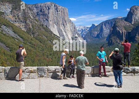 Posant pour des photos à la vue de tunnel, au-dessus de la vallée de Yosemite Banque D'Images