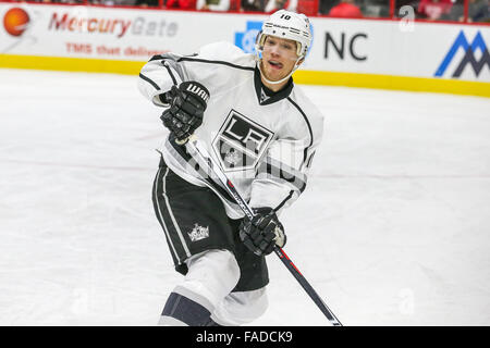 Kings de Los Angeles, le défenseur Christian Ehrhoff (10) au cours de la partie de la LNH entre les Kings de Los Angeles et les Hurricanes de la Caroline au PNC Arena. Banque D'Images