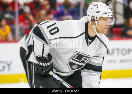 Kings de Los Angeles, le défenseur Christian Ehrhoff (10) au cours de la partie de la LNH entre les Kings de Los Angeles et les Hurricanes de la Caroline au PNC Arena. Banque D'Images