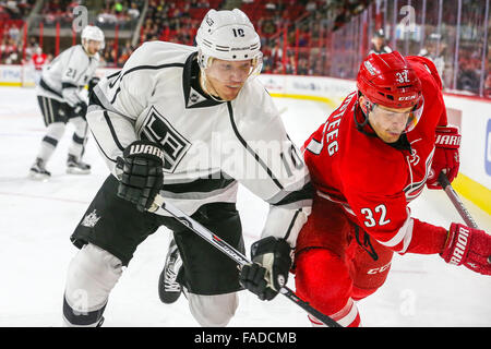 Kings de Los Angeles, le défenseur Christian Ehrhoff (10) et l'aile droite des Hurricanes de la Caroline Kris Versteeg (32) au cours de la partie de la LNH entre les Kings de Los Angeles et les Hurricanes de la Caroline au PNC Arena. Banque D'Images