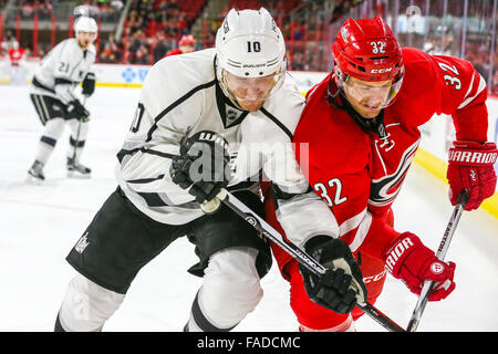 Kings de Los Angeles, le défenseur Christian Ehrhoff (10) et l'aile droite des Hurricanes de la Caroline Kris Versteeg (32) au cours de la partie de la LNH entre les Kings de Los Angeles et les Hurricanes de la Caroline au PNC Arena. Banque D'Images