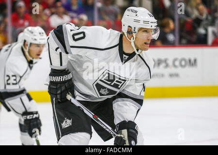 Kings de Los Angeles, le défenseur Christian Ehrhoff (10) au cours de la partie de la LNH entre les Kings de Los Angeles et les Hurricanes de la Caroline au PNC Arena. Banque D'Images