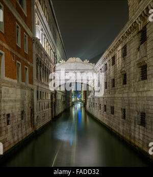Pont des Soupirs à Venise la nuit Banque D'Images