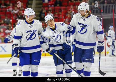 Le Lightning de Tampa Bay le défenseur Anton Stralman (6) et le Lightning de Tampa Bay center Vladislav Namestnikov (90) et le Lightning de Tampa Bay le défenseur Victor Hedman (77) au cours de la partie de la LNH entre le Lightning de Tampa Bay et les Hurricanes de la Caroline au PNC Arena. Banque D'Images