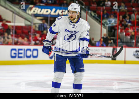 Le Lightning de Tampa Bay le défenseur Victor Hedman (77) au cours de la partie de la LNH entre le Lightning de Tampa Bay et les Hurricanes de la Caroline au PNC Arena. Banque D'Images