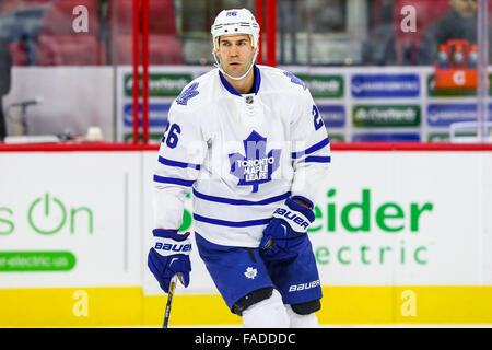 Maple Leafs de Toronto de l'aile droite Daniel Winnik (26) au cours de la partie de la LNH entre les Maple Leafs de Toronto et les Hurricanes de la Caroline au PNC Arena. Banque D'Images