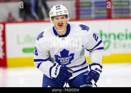 Maple Leafs de Toronto de l'aile droite Brad Boyes (28) au cours de la partie de la LNH entre les Maple Leafs de Toronto et les Hurricanes de la Caroline au PNC Arena. Banque D'Images