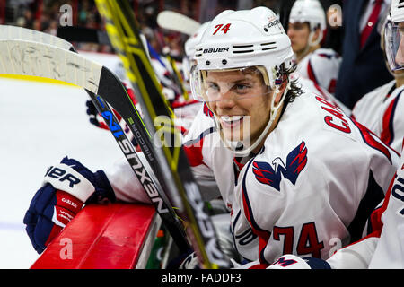 Les Capitals de Washington le défenseur John Carlson (74) au cours de la LNH, match entre les Capitals de Washington et les Hurricanes de la Caroline au PNC Arena. Banque D'Images