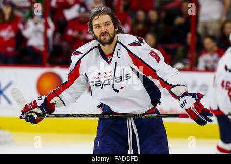 Les Capitals de Washington Alex Ovechkin l'aile gauche (8) au cours de la LNH, match entre les Capitals de Washington et les Hurricanes de la Caroline au PNC Arena. Banque D'Images