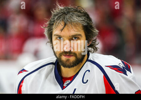 Les Capitals de Washington Alex Ovechkin l'aile gauche (8) au cours de la LNH, match entre les Capitals de Washington et les Hurricanes de la Caroline au PNC Arena. Banque D'Images