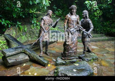 Scène sculpturale grandeur nature du chemin de la Croix pour la procession spirituelle catholique romaine à Bukit DOA Tomohon (colline de prière de Tomohon), Indonésie. Banque D'Images