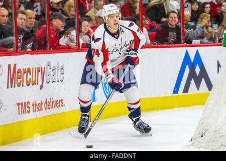 Les Capitals de Washington le défenseur John Carlson (74) au cours de la LNH, match entre les Capitals de Washington et les Hurricanes de la Caroline au PNC Arena. Banque D'Images
