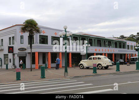 Hôtel maçonnique et classic 1937 Dodge D5 garée devant à Napier, Hawke's Bay, Nouvelle-Zélande. Banque D'Images